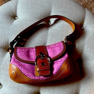 Signature Coach handbag in pink and leather.